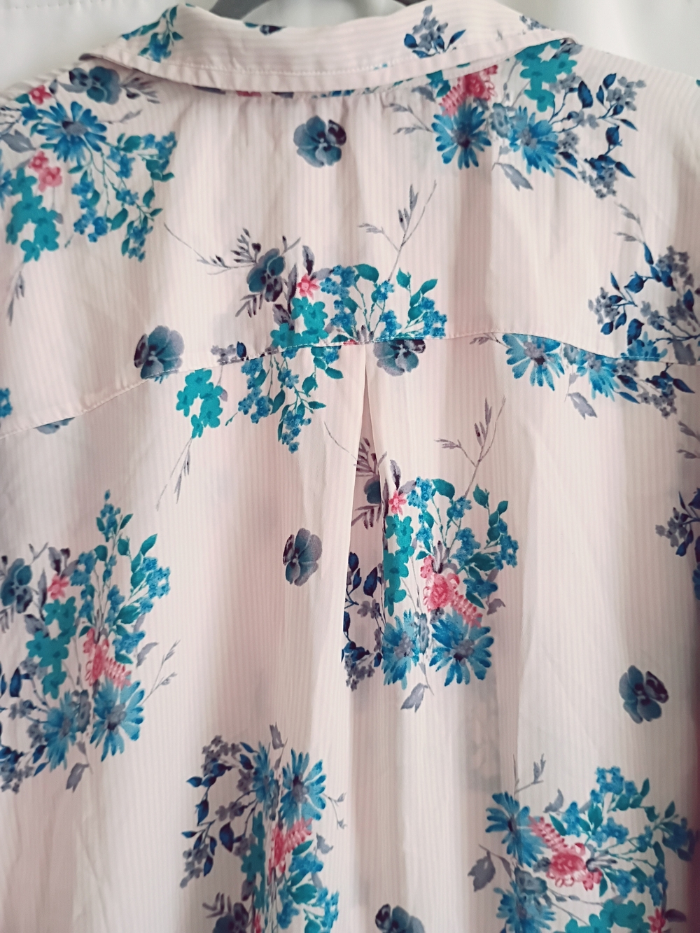 Candie's Size 3x Cream Button-Down Floral Shirt with Teal and Pink Accents - Picture 11 of 13